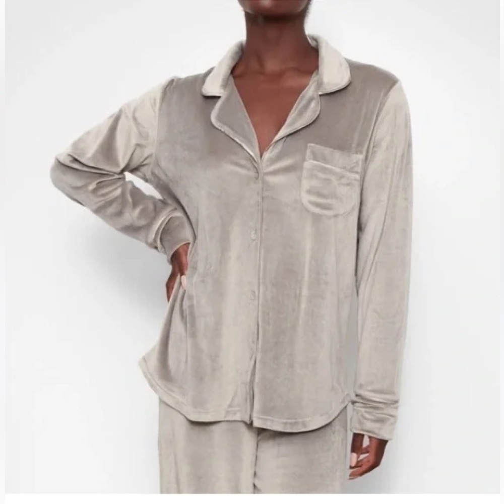 SKIMS Velour Smoke Grey Button Sleep Top XXS